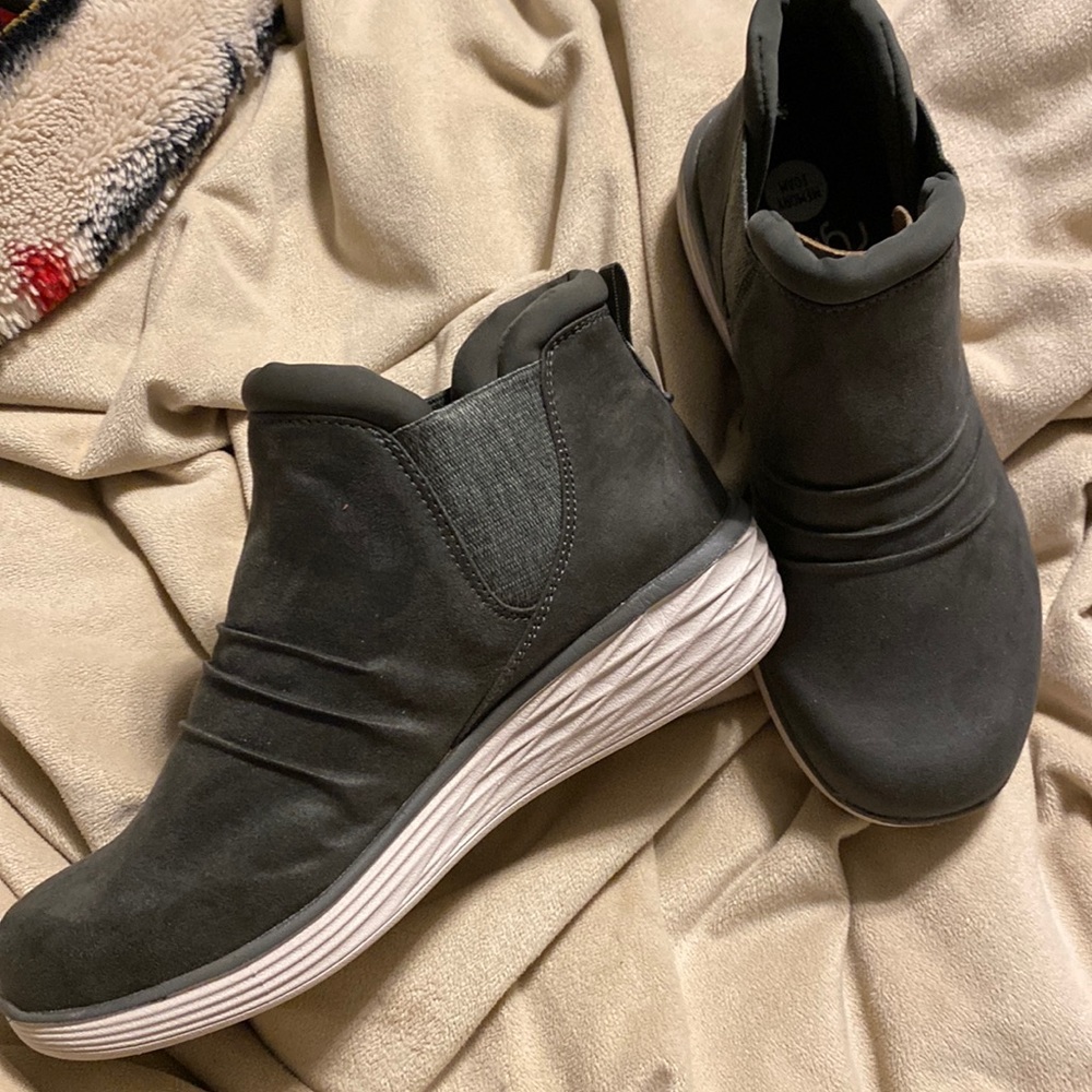 Ryka water repellent shoes size 7 nwt